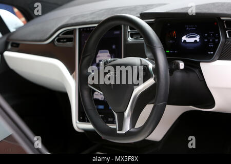 Die Innenseite eines neuen Tesla Model X Auto dargestellt in London, UK. Stockfoto