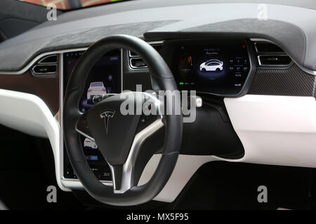 Die Innenseite eines neuen Tesla Model X Auto dargestellt in London, UK. Stockfoto