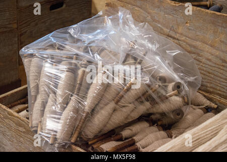 Bag beige Wolle gesponnen zu spulen. Benutzerdefinierte Woollen Mills, Carstairs, Alberta. Stockfoto