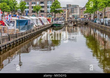 Am Freitag in Alkmaar Käsemarkt gemacht ist, wird die Ware per Schiff eingetroffen. Niederlande Holland Stockfoto