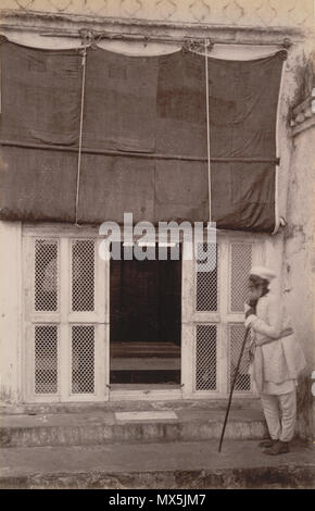 . Englisch: Blick auf den Eingang der Kammer von aurangzebs Grab aus der Curzon Sammlung fotografiert: "Ansichten der Höhlen von Ellora und Dowlatabad Fort in S.H. des Nizam Herrschaften' Von Deen Dayal in den 1890er Jahren genommen. Aurangzebs Grab (d.1707) ist bei rauza oder khuldabad, was bedeutet, dass "himmlische Wohnstatt', einem alten ummauerten Stadt im indischen Bundesstaat Maharashtra. Er finanziert seine Ruhestätte von Stricken Mützen und Kopieren der Qu'ran, während der letzten Jahre seines Lebens, Werke, die er anonym auf dem Markt verkauft. Im Gegensatz zu den anderen großen Mughal Herrscher, Aurangzebs Grab ist nicht mit einem großen mausoleum, sondern er markiert Stockfoto