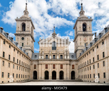 Patio de los Reyes mit Blick auf die Basilika, El Escorial, San Lorenzo de El Escorial, Madrid, Spanien Stockfoto