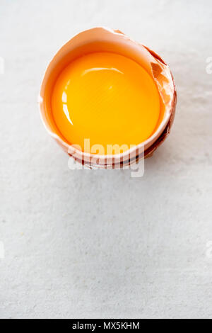 Eigelb in Eierschale Stockfoto