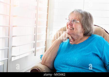 Inhalt ältere Frau den Blick aus Ihrem Fenster. Stockfoto