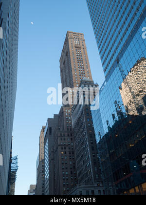 New York Wolkenkratzer in den verspiegelten Gebäude wider Stockfoto