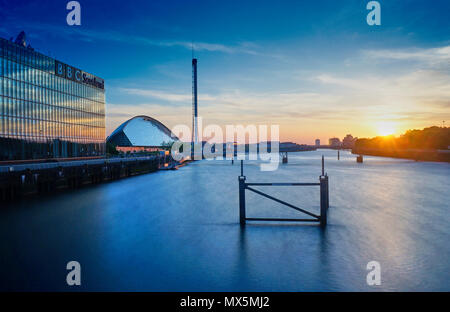 Sonnenuntergang über dem Fluss Clyde mit Blick auf die BBC Schottland Hauptquartier, Science Center und der Glasgow Tower, Schottland Stockfoto