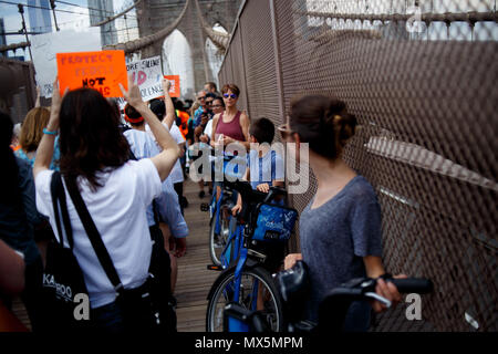 New York, Vereinigte Staaten. 02 Juni, 2018. Radfahrer Ziehen auf die Seite der Gehweg entlang der Brooklyn Bridge als die Jugend über Gewehren März Kreuze in Manhattan. Quelle: Michael Candelori/Pacific Press/Alamy leben Nachrichten Stockfoto