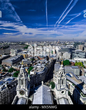 London, Großbritannien. 16 Mai, 2018. Panoramablick auf das Luftbild der Stadt London und die Themse, die St. Paul's Kathedrale und moderne Bürogebäude in London Quelle: Alexandr Gusew/Pacific Press/Alamy leben Nachrichten Stockfoto