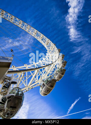 London, Großbritannien. 16 Mai, 2018. Das London Eye auf der Themse. Credit: Alexandr Gusew/Pacific Press/Alamy leben Nachrichten Stockfoto