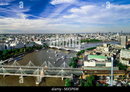 London, Großbritannien. 16 Mai, 2018. Panoramablick auf das Luftbild der Stadt London und die Themse, die St. Paul's Kathedrale und moderne Bürogebäude in London Quelle: Alexandr Gusew/Pacific Press/Alamy leben Nachrichten Stockfoto