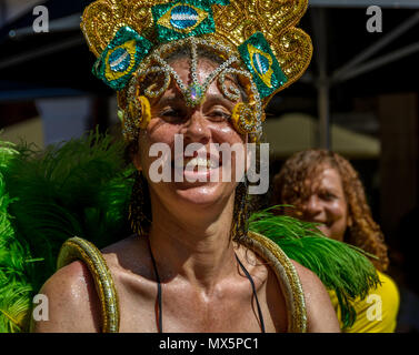 Malmö, Schweden. 02 Juni, 2018. Die Teilnehmer tragen bunte Kostüme während der Parade durch die Stadt als Start für das jährliche Festival Latino. Credit: Tommy Lindholm/Pacific Press/Alamy leben Nachrichten Stockfoto