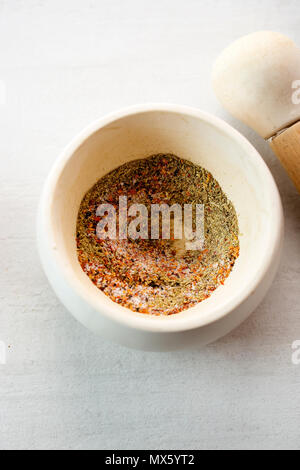 Gewürze - Fenchel, chiliflocken, Salz und Pfeffer im Mörser Stockfoto