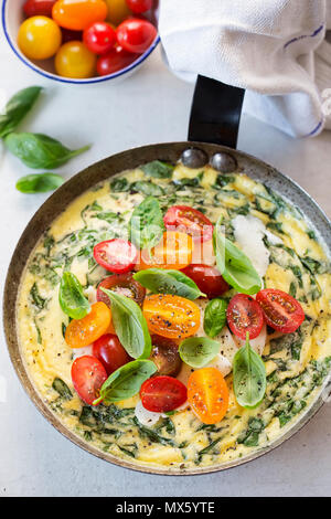 Basilikum frittata mit halloumi, gemischten Tomaten und Basilikum Stockfoto