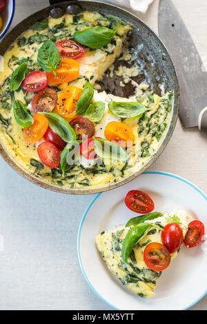 Basilikum frittata mit halloumi, gemischten Tomaten und Basilikum Stockfoto