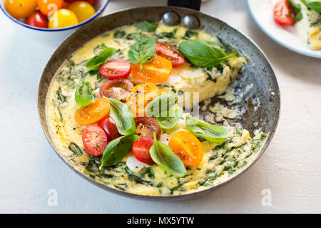 Basilikum frittata mit halloumi, gemischten Tomaten und Basilikum Stockfoto