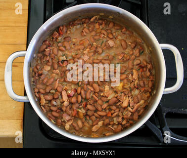 Topf "frijoles Charros'; traditionelle Schweinefleisch und Bohnen Gericht aus Mexiko Stockfoto