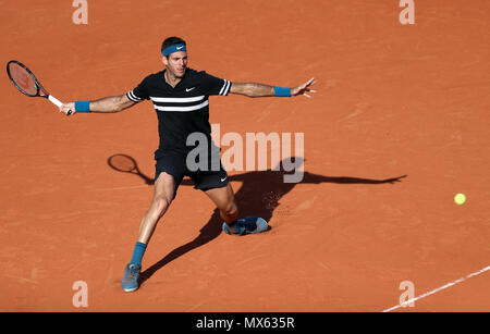 Paris. 2. Juni 2018. 5. Juan Martin Del Potro aus Argentinien gesäte gibt die Kugel während der Männer singles dritte Runde gegen Albert Ramos-Vinolas Spaniens bei den French Open Tennis Turnier 2018 in Paris am 2. Juni 2018. Credit: Luo Huanhuan/Xinhua/Alamy leben Nachrichten Stockfoto