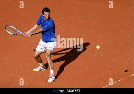 Paris. 2. Juni 2018. Albert Ramos-Vinolas von Spanien kehrt die Kugel während der Männer singles dritte runde Spiel gegen 5. gesäter Juan Martin Del Potro aus Argentinien bei den French Open Tennis Turnier 2018 in Paris am 2. Juni 2018. Credit: Luo Huanhuan/Xinhua/Alamy leben Nachrichten Stockfoto