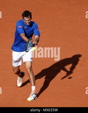 Paris. 2. Juni 2018. Albert Ramos-Vinolas von Spanien kehrt die Kugel während der Männer singles dritte runde Spiel gegen 5. gesäter Juan Martin Del Potro aus Argentinien bei den French Open Tennis Turnier 2018 in Paris am 2. Juni 2018. Credit: Luo Huanhuan/Xinhua/Alamy leben Nachrichten Stockfoto