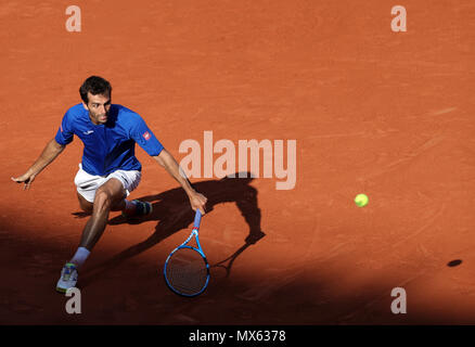 Paris. 2. Juni 2018. Albert Ramos-Vinolas von Spanien kehrt die Kugel während der Männer singles dritte runde Spiel gegen 5. gesäter Juan Martin Del Potro aus Argentinien bei den French Open Tennis Turnier 2018 in Paris am 2. Juni 2018. Credit: Luo Huanhuan/Xinhua/Alamy leben Nachrichten Stockfoto