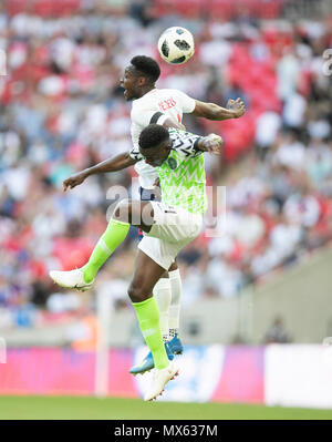 London, Großbritannien. 2. Juni 2018. England's Danny Welbeck (oben) Mias mit Nigerias Kenneth Omeruo während der internationalen Fußball-Match im Wembley Stadion in London, Großbritannien am 2. Juni 2018. England gewann 2-1. Credit: Han Yan/Xinhua/Alamy leben Nachrichten Stockfoto