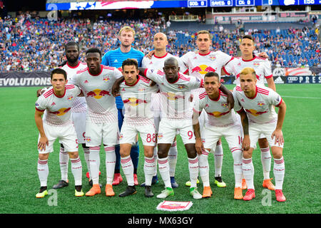 Foxborough Massachusetts, USA. 2. Juni 2018. Die New York Red Bulls Starter posieren für ein Foto des Teams vor dem MLS-Spiel zwischen den New York Red Bulls und den New England Revolution im Gillette Stadium in Foxborough Massachusetts. Die Revolution besiegen die Red Bulls 2-1. Eric Canha/CSM/Alamy leben Nachrichten Stockfoto