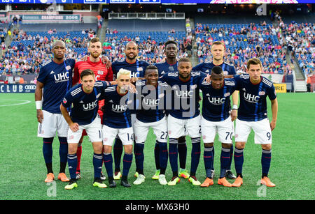 Foxborough Massachusetts, USA. 2. Juni 2018. Die Mitglieder des New England Revolution posieren für ein Foto des Teams vor dem MLS-Spiel zwischen den New York Red Bulls und den New England Revolution im Gillette Stadium in Foxborough Massachusetts. Die Revolution besiegen die Red Bulls 2-1. Eric Canha/CSM/Alamy leben Nachrichten Stockfoto