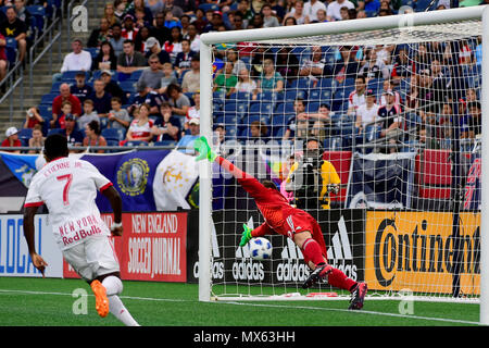 Foxborough Massachusetts, USA. 2. Juni 2018. New England Revolution Torhüter Matt Turner (30) lässt den Ball quetschen durch während der MLS-Spiel zwischen den New York Red Bulls und den New England Revolution im Gillette Stadium in Foxborough Massachusetts. Die Revolution besiegen die Red Bulls 2-1. Eric Canha/CSM/Alamy leben Nachrichten Stockfoto