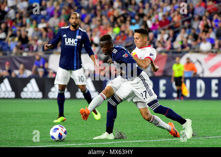 Foxborough Massachusetts, USA. 2. Juni 2018. New York Red Bulls Mittelfeldspieler Sean Davis (27) (weißes Trikot) erreicht in der Kugel weg von New England Revolution midfielde Luis Caicedo (27) (blaues Trikot) während der MLS-Spiel zwischen den New York Red Bulls und den New England Revolution im Gillette Stadium in Foxborough Massachusetts zu klopfen. Die Revolution besiegen die Red Bulls 2-1. Eric Canha/CSM/Alamy leben Nachrichten Stockfoto