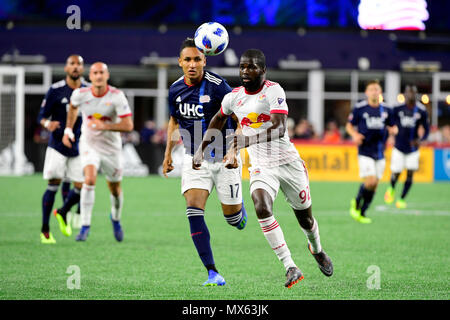 Foxborough Massachusetts, USA. 2. Juni 2018. New York Red Bulls defender Kemar Lawrence (92) jagt den Ball während der MLS-Spiel zwischen den New York Red Bulls und den New England Revolution im Gillette Stadium in Foxborough Massachusetts. Die Revolution besiegen die Red Bulls 2-1. Eric Canha/CSM/Alamy leben Nachrichten Stockfoto