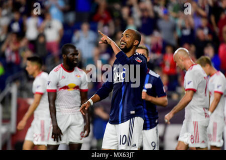 Foxborough Massachusetts, USA. 2. Juni 2018. New England Revolution vorwärts Teal Bunbury (10) feiert ein Ziel während der MLS-Spiel zwischen den New York Red Bulls und den New England Revolution im Gillette Stadium in Foxborough Massachusetts. Die Revolution besiegen die Red Bulls 2-1. Eric Canha/CSM/Alamy leben Nachrichten Stockfoto