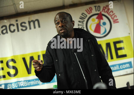 Birmingham, England. 2. Juni 2018. Weyman Bennett, gemeinsame Versammlungen von bis zu Rassismus stehen, liefert seine Rede auf der Sitzung am Morgen der Midlands TUC und bis zu Rassismus regionale Gipfel stand, "angesichts der Zunahme von Rassismus', in den Midlands TUC Büros. Kevin Hayes/Alamy leben Nachrichten Stockfoto