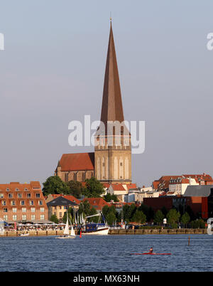 30. Mai 2018, Deutschland, Rostock: St. Peter's Kirche steht in Rostock, einen norddeutschen Stadt feiert in diesem Jahr sein 800-jähriges Stadtjubiläum. Foto: Bernd Wüstneck/dpa Stockfoto