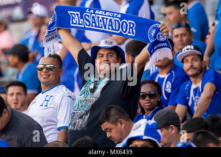 Houston, TX, USA. 2. Juni 2018. Eine El Salvador Fan während eines internationalen Fußball-Freundschaftsspiel zwischen Honduras und El Salvador bei BBVA Compass Stadion in Houston, TX. El Salvador gewann das Spiel 1 zu 0. Trask Smith/CSM/Alamy leben Nachrichten Stockfoto