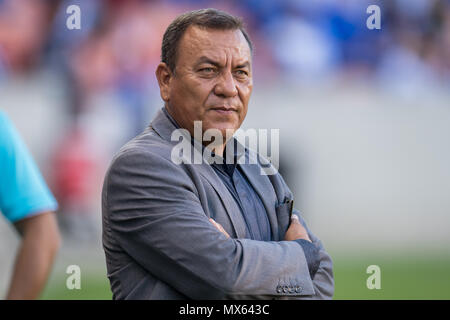 Houston, TX, USA. 2. Juni 2018. Honduras Head Coach Carlos Tabora während eines internationalen Fußball-Freundschaftsspiel zwischen Honduras und El Salvador bei BBVA Compass Stadion in Houston, TX. El Salvador gewann das Spiel 1 zu 0. Trask Smith/CSM/Alamy leben Nachrichten Stockfoto