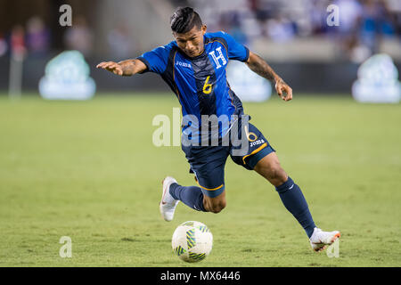 Houston, TX, USA. 2. Juni 2018. Honduras Mittelfeldspieler Ivan Lopez (6) steuert den Ball während eines internationalen Fußball-Freundschaftsspiel zwischen Honduras und El Salvador bei BBVA Compass Stadion in Houston, TX. El Salvador gewann das Spiel 1 zu 0. Trask Smith/CSM/Alamy leben Nachrichten Stockfoto