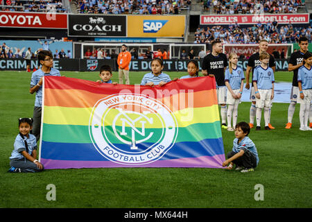 New York City, USA. 2. Juni 2018. Stolz Monat auf dem Display vor dem NYCFC Spiel gegen Orlando Stadt SC. Stockfoto