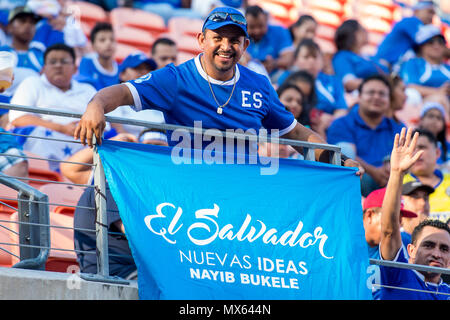 Houston, TX, USA. 2. Juni 2018. Eine El Salvador Fan während eines internationalen Fußball-Freundschaftsspiel zwischen Honduras und El Salvador bei BBVA Compass Stadion in Houston, TX. El Salvador gewann das Spiel 1 zu 0. Trask Smith/CSM/Alamy leben Nachrichten Stockfoto