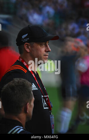 Twickenham Stadium, London, UK. 2 Jun, 2018. Neuseeland Trainer Clark Laidlaw in Twickenham Stadium, London, UK, während die vorletzte Etappe der HSBC World Rugby Sevens Serie. Die Serie sieht 20 internationale Teams in schnellen 14 Minuten entspricht konkurrierenden (zwei Hälften von sieben Minuten) in 11 verschiedenen Städten rund um die Welt - das Finale wird in Paris im Juni sein. Quelle: Michael Preston/Alamy leben Nachrichten Stockfoto