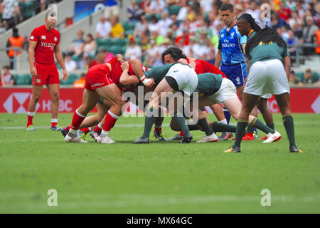 Twickenham Stadium, London, UK. 2 Jun, 2018. Spieler, die in einem Scrum bei der Südafrika V Kanada gesperrt sevens Rugby Spiel im Twickenham Stadium, London, UK. Das Match fand während der vorletzten Etappe der HSBC World Rugby Sevens Serie. Die Serie sieht 20 internationale Teams in schnellen 14 Minuten entspricht konkurrierenden (zwei Hälften von sieben Minuten) in 11 verschiedenen Städten rund um die Welt - das Finale wird in Paris im Juni sein. Quelle: Michael Preston/Alamy leben Nachrichten Stockfoto