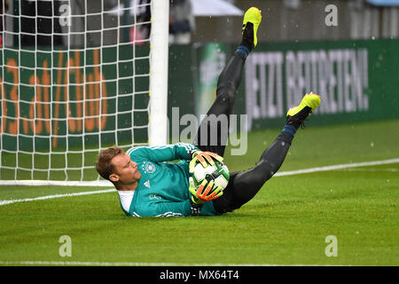 Manuel Neuer (goalwart GER), Parade, Aufwärmen, Aktion, Single Action, Single Shot, ausgeschnitten, vollen Körper geschossen, die ganze Figur. Fußball Laenderpiel, Freundschaftsspiel, Österreich (AUT) - Deutschland (GER) 2-1, am 02.06.2018 Wörthersee Stadion in Klagenfurt/Österreich | Verwendung weltweit Stockfoto