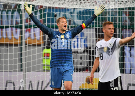 Manuel Neuer (goalwart GER), Geste, gibt Anweisungen, Schreie, Re: Joshua KIMMICH (GER), Aktion Fußball Laenderpiel, Freundschaftsspiel, Österreich (AUT) - Deutschland (GER) 2-1, am 02.06.2018 Wörthersee Stadion in Klagenfurt/Österreich | Verwendung weltweit Stockfoto