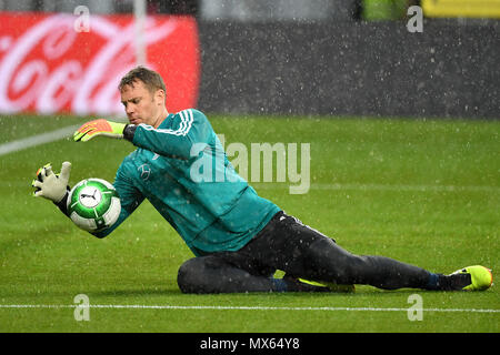 Manuel Neuer (goalwart GER), Parade, Aufwärmen, Aktion, Single Action, Single Shot, ausgeschnitten, vollen Körper geschossen, die ganze Figur. Fußball Laenderpiel, Freundschaftsspiel, Österreich (AUT) - Deutschland (GER) 2-1, am 02.06.2018 Wörthersee Stadion in Klagenfurt/Österreich | Verwendung weltweit Stockfoto