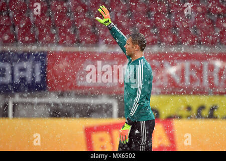 Manuel Neuer (goalwart GER), Geste, winke, winke, winke, Erwärmung, während ein Sturm, starkem Regen, Regen, Hagel, Gewitter. Aktion, Single Action, Einzelbild, Ausgeschnitten, vollen Körper geschossen, die ganze Figur. Fußball Laenderpiel, Freundschaftsspiel, Österreich (AUT) - Deutschland (GER) 2-1, am 02.06.2018 Wörthersee Stadion in Klagenfurt/Österreich | Verwendung weltweit Stockfoto