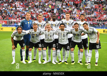 Team Foto, Team, Team, Foto, hi. v. li: Manuel Neuer (goalwart GER), Nils PETERSEN (GER), Antonio Rüdiger (GER), Niklas SUELE (GER), Sami Khedira (GER), vorne von links nach rechts; Leroy SANE (GER), Joshua KIMMICH (GER), Julian BRANDT (GER), Ilkay GUENDOGAN (GER), Jonas HECTOR (GER), Mesut OEZIL (GER). Fußball Laenderpiel, Freundschaftsspiel, Österreich (AUT) - Deutschland (GER) 2-1, am 02.06.2018 Wörthersee Stadion in Klagenfurt/Österreich | Verwendung weltweit Stockfoto