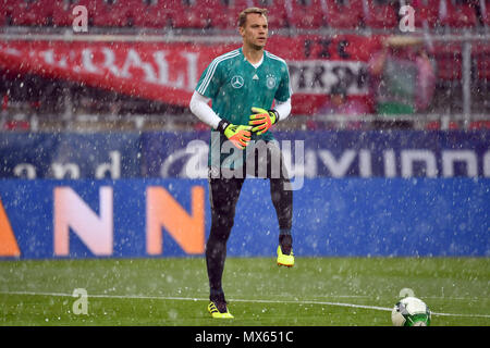 Manuel Neuer (goalwart GER), beim Aufwärmen, während ein Sturm, starkem Regen, Regen, Hagel, Gewitter. Aktion, Single Action, Einzelbild, Ausgeschnitten, vollen Körper geschossen, die ganze Figur. Fußball Laenderpiel, Freundschaftsspiel, Österreich (AUT) - Deutschland (GER) 2-1, am 02.06.2018 Wörthersee Stadion in Klagenfurt/Österreich | Verwendung weltweit Stockfoto