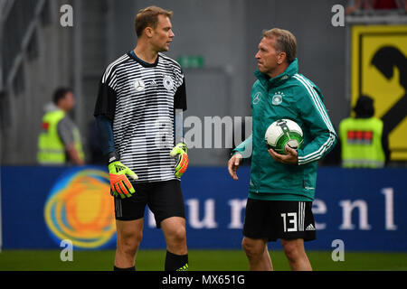 Torhüter Manuel Neuer (GER) mit Andreas Koepke, KOPKE, goalwartcoach (GER) Aufwärmen, Aktion, Fußball Länder übereinstimmen, Freundschaftsspiel, Österreich (AUT) - Deutschland (GER) 2-1, am 02.06.2018 Wörthersee Stadion in Klagenfurt/Österreich | Verwendung weltweit Stockfoto