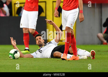 Sami Khedira (GER), auf dem Boden, Geste, klagt, Aktion. Fußball Laenderpiel, Freundschaftsspiel, Österreich (AUT) - Deutschland (GER) 2-1, am 02.06.2018 Wörthersee Stadion in Klagenfurt/Österreich | Verwendung weltweit Stockfoto