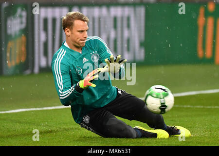 Manuel Neuer (goalwart GER), Parade, Aufwärmen, Aktion, Single Action, Single Shot, ausgeschnitten, vollen Körper geschossen, die ganze Figur. Fußball Laenderpiel, Freundschaftsspiel, Österreich (AUT) - Deutschland (GER) 2-1, am 02.06.2018 Wörthersee Stadion in Klagenfurt/Österreich | Verwendung weltweit Stockfoto