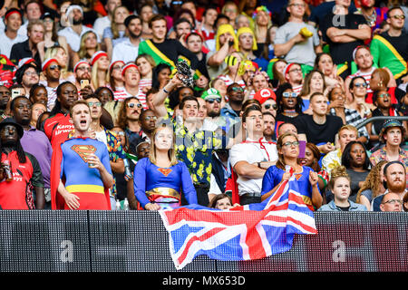 London, Großbritannien. 2 Jun, 2018. Die Fans während der HSBC World Rugby Sevens Serie London, Twickenham Stadium am Samstag, den 02. Juni 2018. ENGLAND, LONDON. Credit: Taka G Wu Credit: Taka Wu/Alamy leben Nachrichten Stockfoto